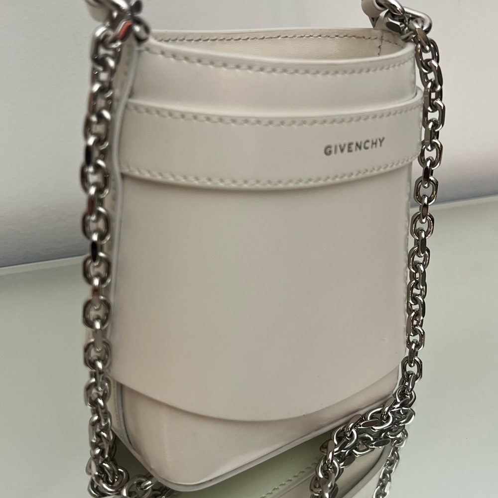 GIVENCHY Micro Shark Lock bucket bag in Box leather Ivory - Picture 10 of 16